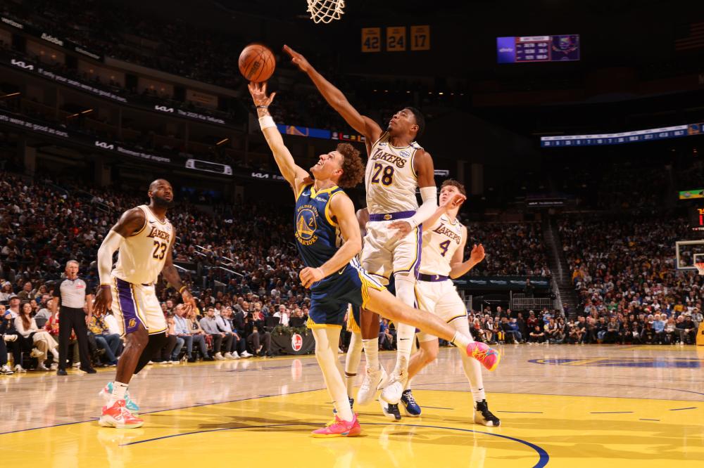 次强侧持球 次强侧持球